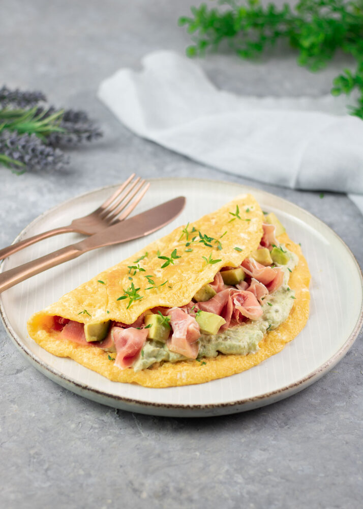 Das Avocado-Serrano-Omelett ist ein leckeres und schnelles Low Carb Gericht, welches auch noch glutenfrei und Keto geeignet ist.