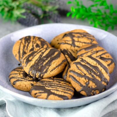 Die Orangen-Kekse sind ohne Zucker und Mehl gebacken. Sie sind Low Carb und glutenfrei. Das Gebäck schmeckt zudem im Herbst und Winter am besten.