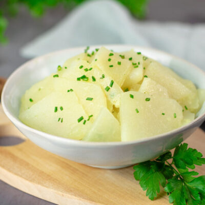 der falsche Kartoffelsalat schwäbischer Art ist lecker und Low Carb. Er ist aus Kohlrabi gemacht und schmeckt einfach lecker!
