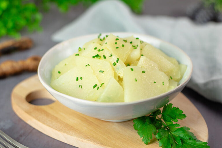 der falsche Kartoffelsalat schwäbischer Art ist lecker und Low Carb. Er ist aus Kohlrabi gemacht und schmeckt einfach lecker!