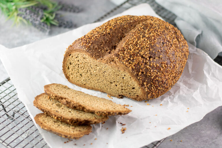 Das kernige Hanfbrot ist Low Carb, glutenfrei und zuckerfrei.