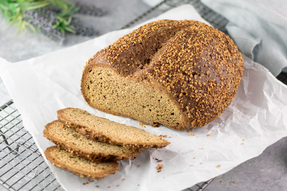 Das kernige Hanfbrot ist Low Carb, glutenfrei und zuckerfrei.