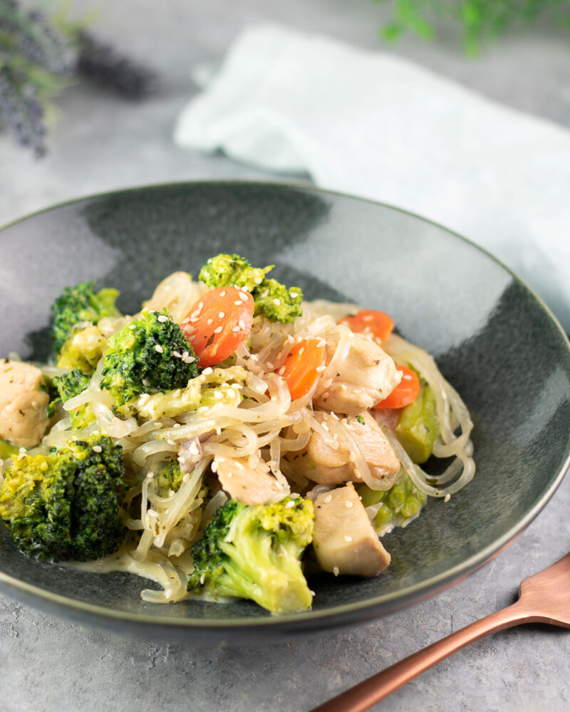 Low Carb Brokkoli-Hähnchen mit Konjaknudeln