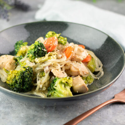 Das Brokkoli-Hähnchen mit Konjak-Nudeln sind lecker Low Carb und auch noch glutenfrei.