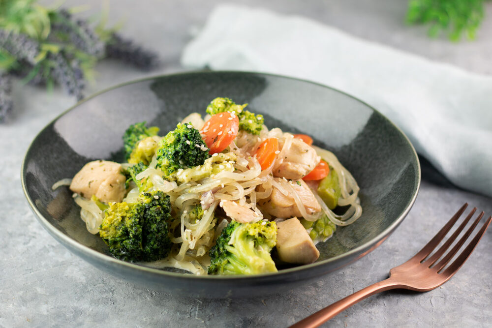 Das Brokkoli-Hähnchen mit Konjak-Nudeln sind lecker Low Carb und auch noch glutenfrei.