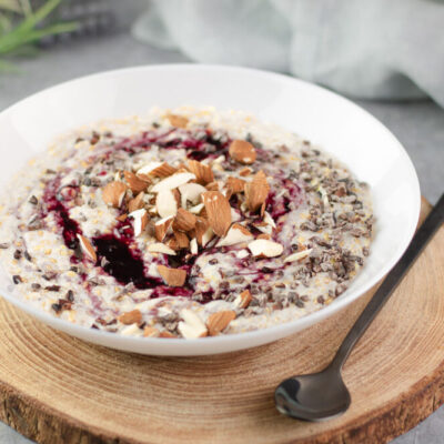 Das Low Carb Porridge ist eine schnelle Frühstücksidee die auch noch vegan und glutenfrei ist.