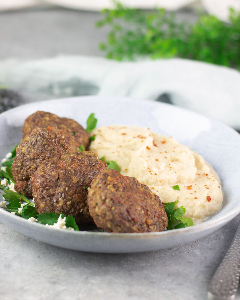 Die leckeren orientalischen Frikadellen sind mit Mandeln, Minze und Sesam verfeinert. Das Gericht ist so Low Carb und glutenfrei.