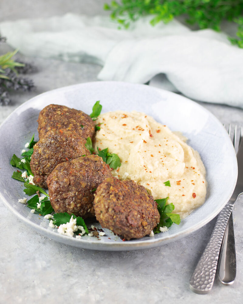 Die leckeren orientalischen Frikadellen sind mit Mandeln, Minze und Sesam verfeinert. Das Gericht ist so Low Carb und glutenfrei.