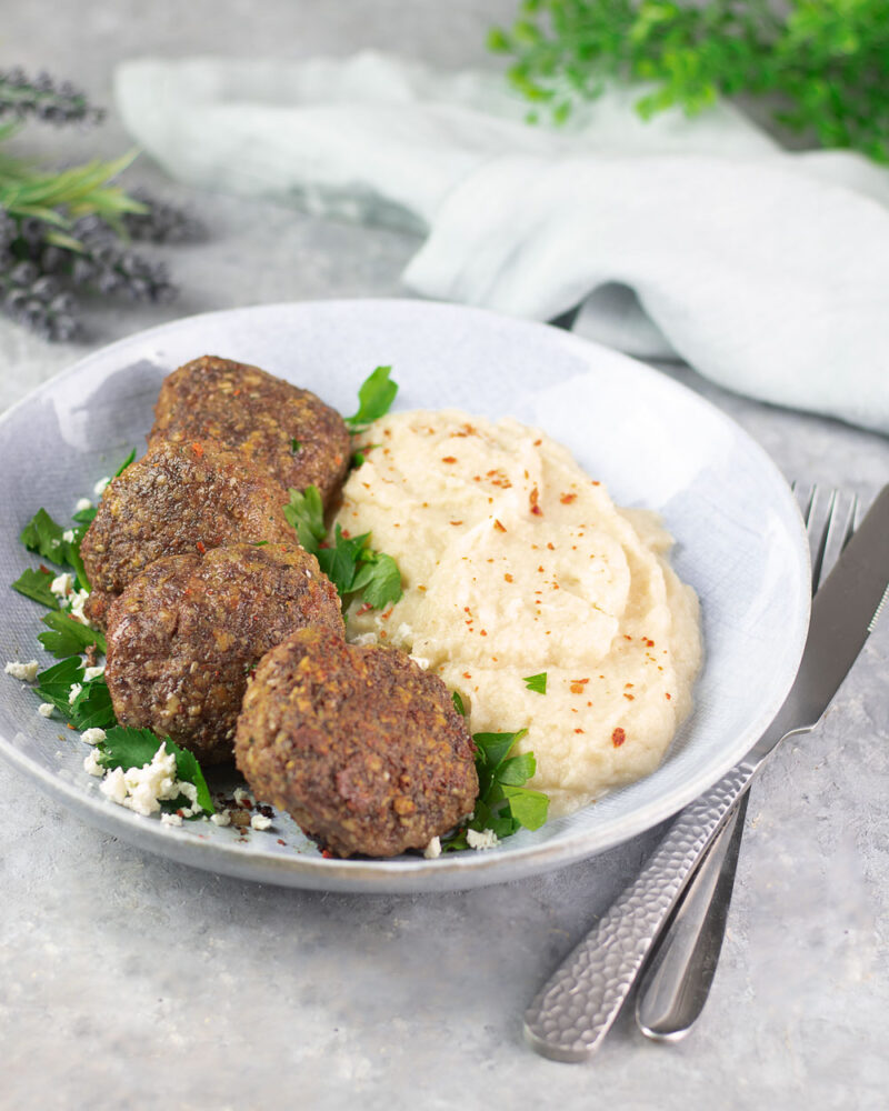 Die leckeren orientalischen Frikadellen sind mit Mandeln, Minze und Sesam verfeinert. Das Gericht ist so Low Carb und glutenfrei.