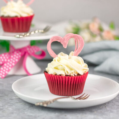 Red-Velvet-Cupcakes mit Herz
