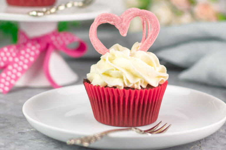 Red-Velvet-Cupcakes mit Herz