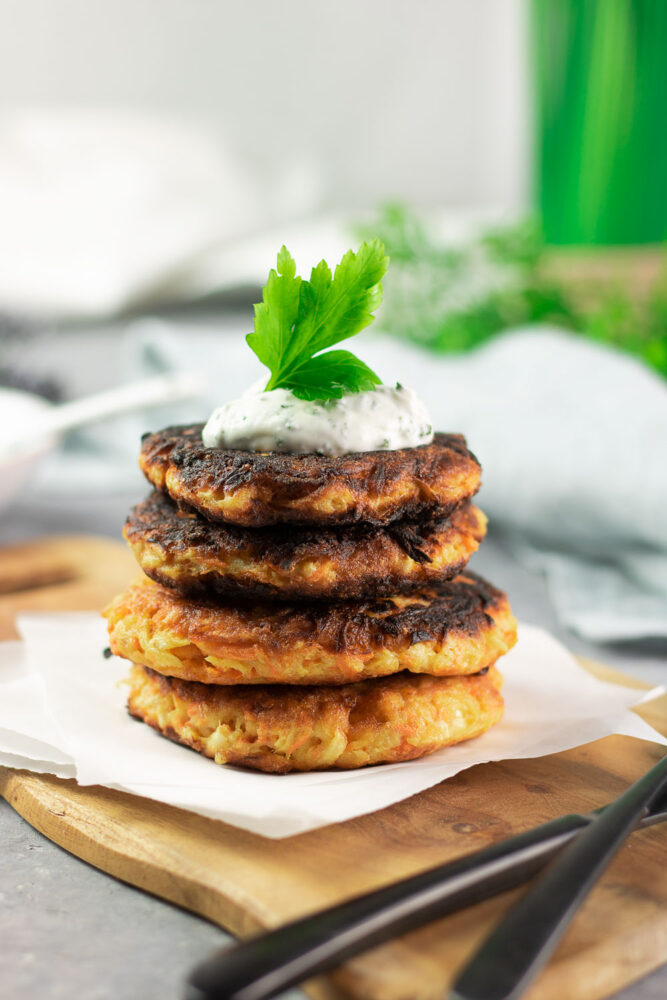 Die Sellerie-Möhren-Puffer sind eine tolle Low Carb Alternative zu Reibekuchen!