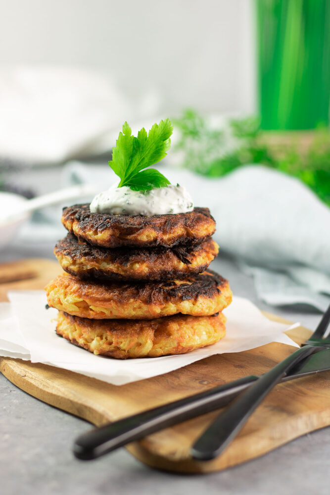 Die Sellerie-Möhren-Puffer sind eine tolle Low Carb Alternative zu Reibekuchen!