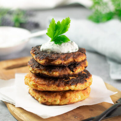 Die Sellerie-Möhren-Puffer sind eine tolle Low Carb Alternative zu Reibekuchen!