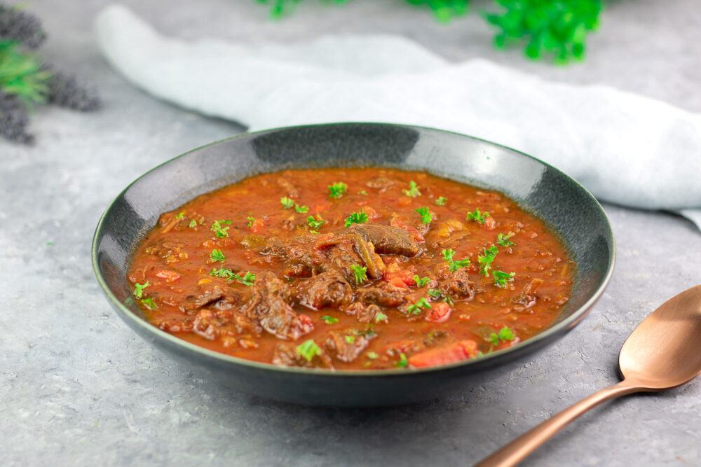 Genieße den Geschmack von Gulaschsuppe mit wenig Kohlenhydraten