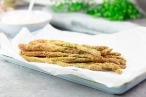 Der panierte Spargel ist lecker, gesund und ohne Kohlenhydrate.