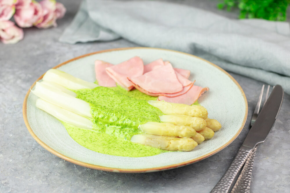 Bärlauch-Hollandaise mit weißem Spargel