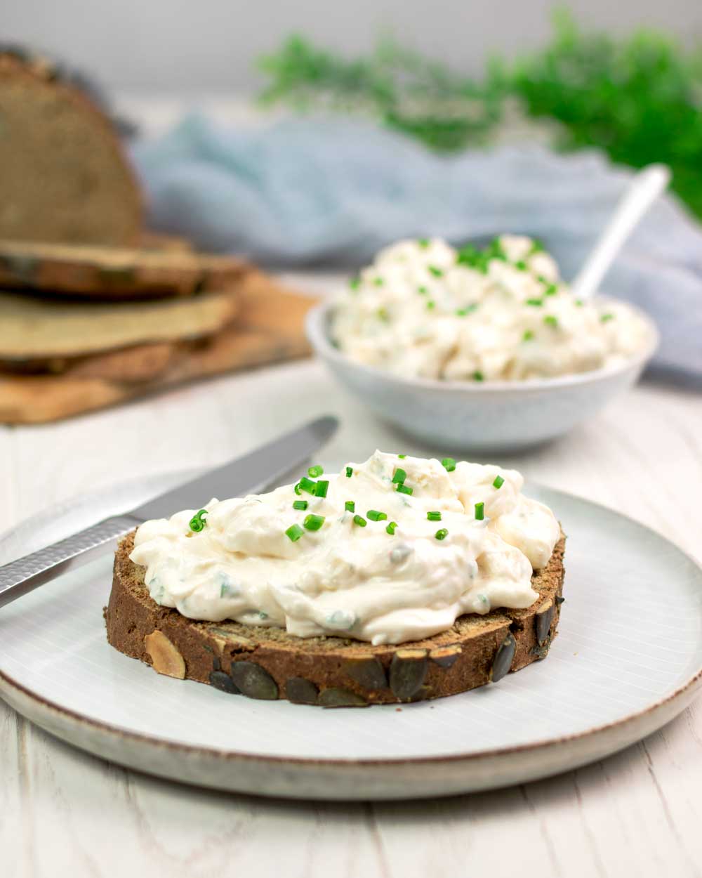 Schnelle Low Carb Camembert-Creme mit frischen Kräutern