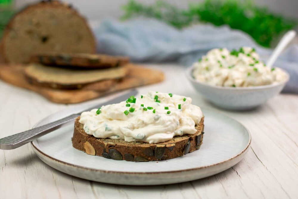 Schnelle Camembert-Creme mit frischen Kräutern