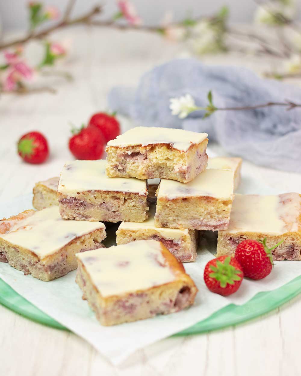 Low Carb Blondies mit Erdbeeren