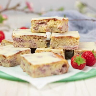 Diese Blondies mit Erdbeeren sind lecker Low Carb und glutenfrei.