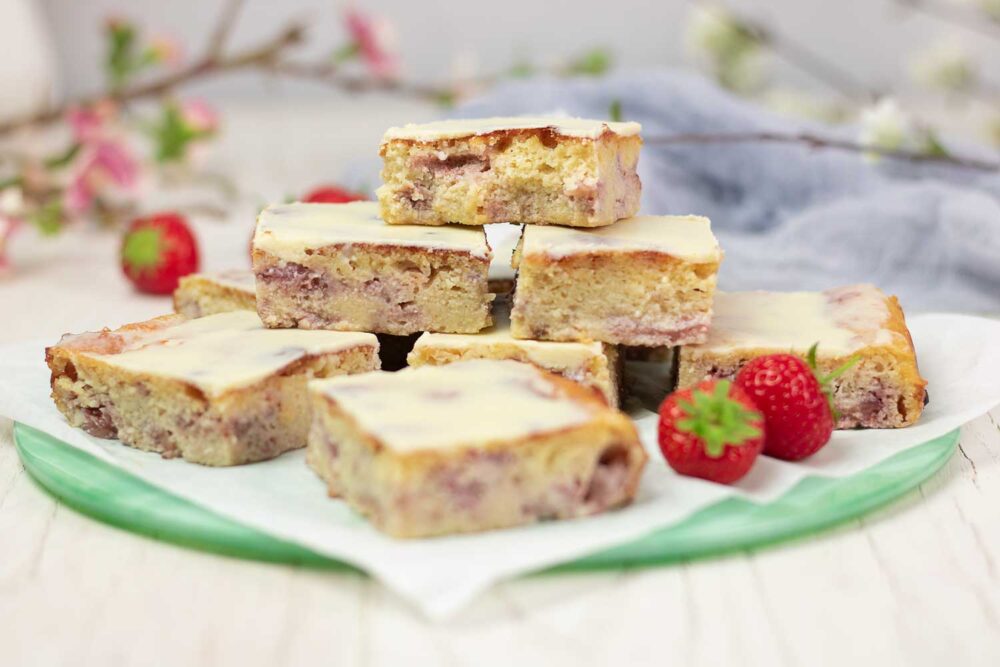 Low Carb Blondies mit Erdbeer-Stückchen