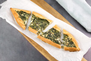 Die Low Carb Pide mit Spinat und Feta ist lecker, glutenfrei und vegetarisch.