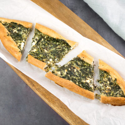 Die Low Carb Pide mit Spinat und Feta ist lecker, glutenfrei und vegetarisch.