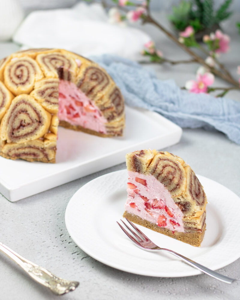 Die Erdbeer-Charlotte ist ein toller Kuchen mit viel Erdbeeren und wenig Zucker.