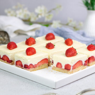 Die weiße Schoko-Mousse-Torte mit Erdbeeren ist ein Mix aus Torte und Dessert.