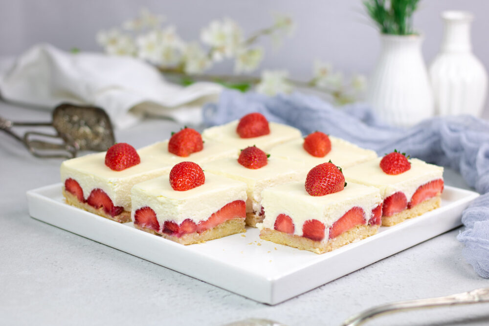 Weiße Schoko-Mousse-Torte mit Erdbeeren | Traumhaft lecker!