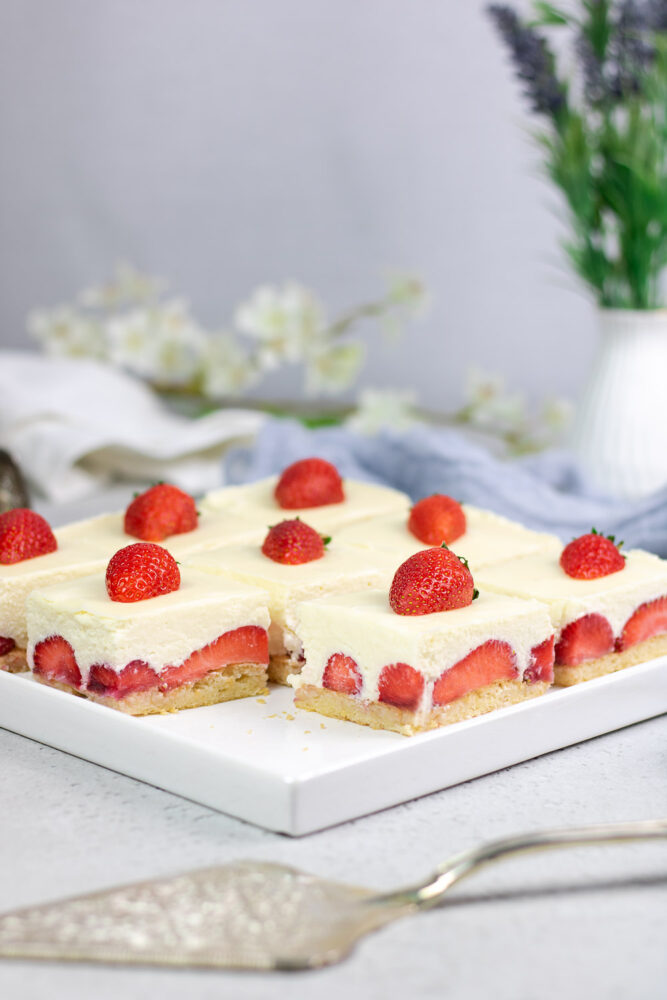 Super lecker und erfrischend schmeckt die weiße Schoko-Mousse-Torte