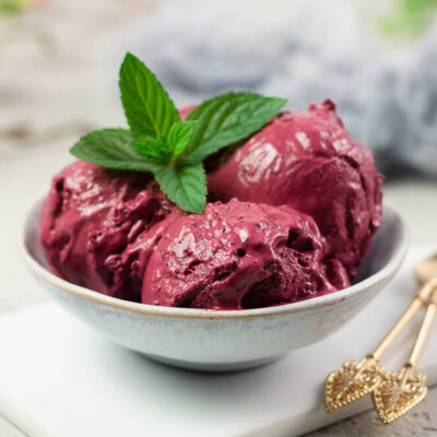 Das Johannisbeer-Eis mit schwarzen Beeren ist lecker und zuckerfrei!