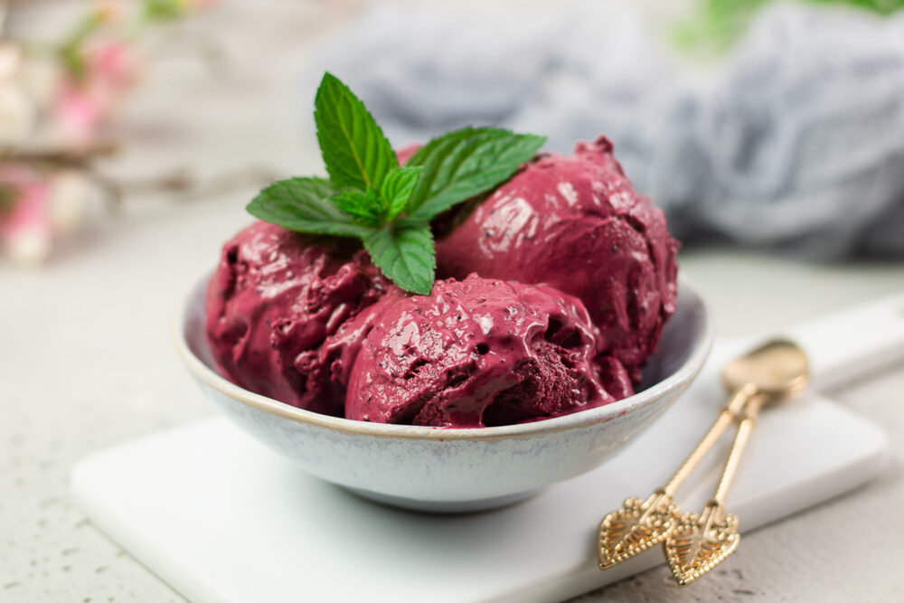 Das Johannisbeer-Eis mit schwarzen Beeren ist lecker und zuckerfrei! Eis-Rezepte