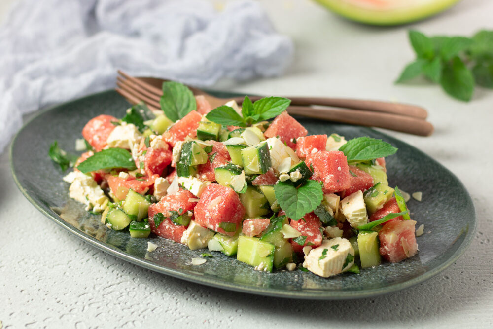 Der Gurken-Melonen-Salat ist lecker, erfrischend und perfekt für den Sommer!