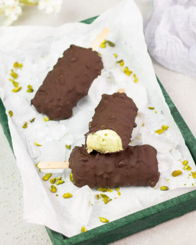 Knackiges Low Carb Pistazieneis am Stiel mit Schokolade