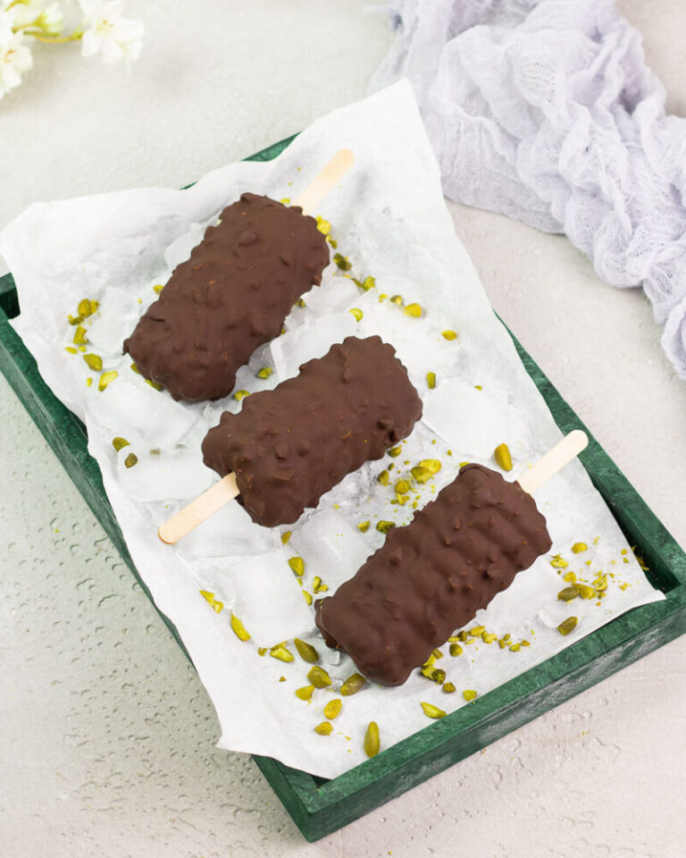 Knackiges Low Carb Pistazieneis am Stiel mit Schokolade