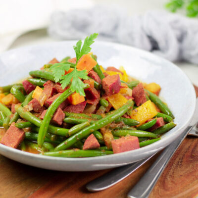 Diese Sucuk-Pfanne ist der Hit. Sie schmeckt lecker würzig und ist auch noch Low Carb.