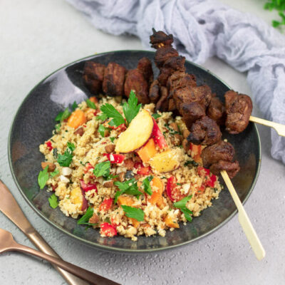 Der falsche Bulgur-Salat ist aus Blumenkohl. Er wurde orientalisch gewürzt mit Mandeln, Minze und Pfirsich. Dazu gibt es eingelegte Lammspieße