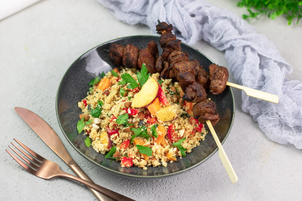 Orientalischer Bulgur-Salat mit Pfirsiche und Lammspieße