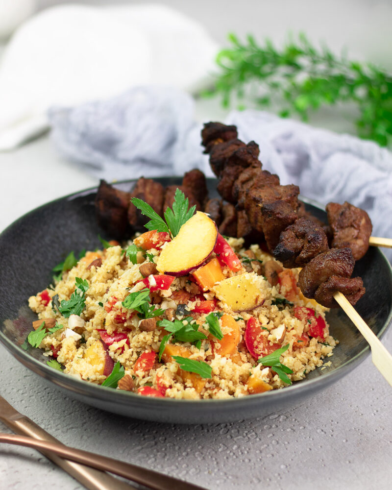 Orientalischer Bulgur-Salat mit Pfirsiche und Lammspieße