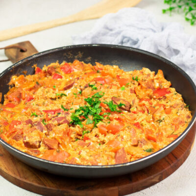 Menemen, das türkische Rührei ist lecker, super deftig und schmeckt nicht nur zum Frühstück