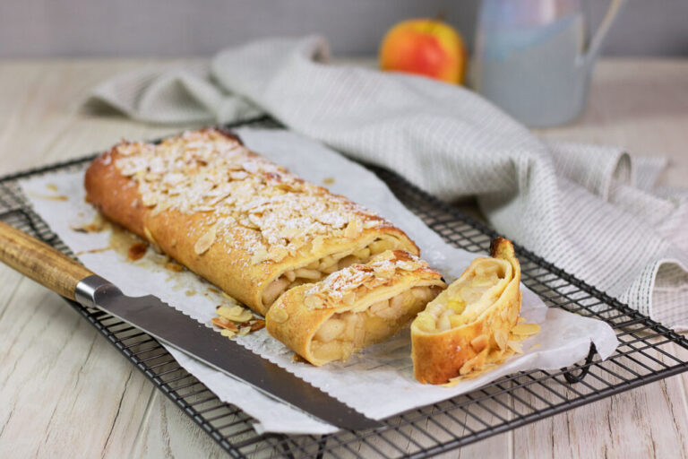 Leckerer Apfelstrudel ohne Kohlenhydrate, ohne Mehl und ohne Zucker