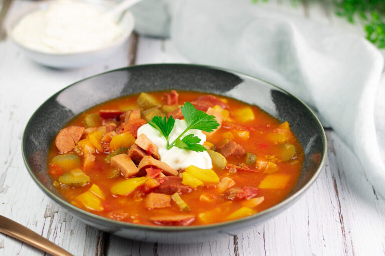 Die osteuropätsche Soljanka ist ein echter Klassiker. Dieses Rezept ist allerdings auch noch Low Carb und zuckerfrei.