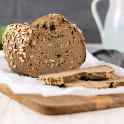 Dunkles Leinsamenbrot mit Sonnenblumenkernen