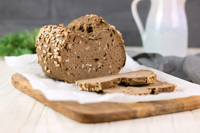 Dunkles Leinsamenbrot mit Sonnenblumenkernen