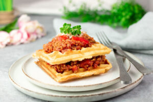 Deftige Waffeln mit Bolognese-Sauce