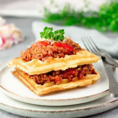 Deftige Waffeln mit Bolognese-Sauce