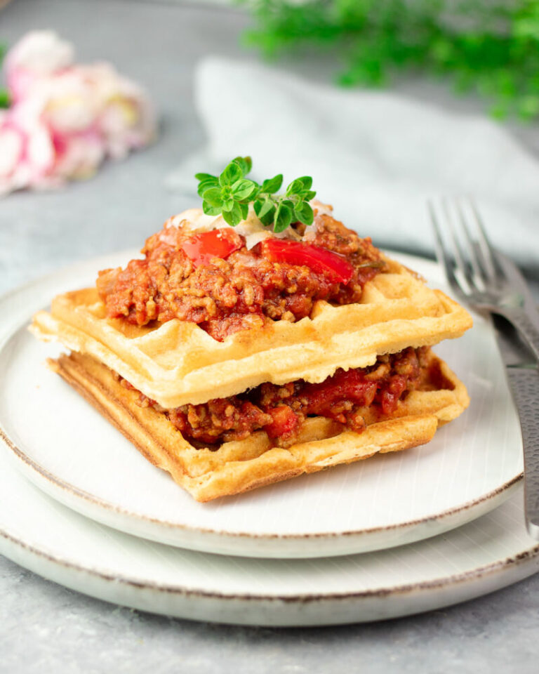 Deftige Waffeln mit Bolognese - Low Carb und Glutenfrei