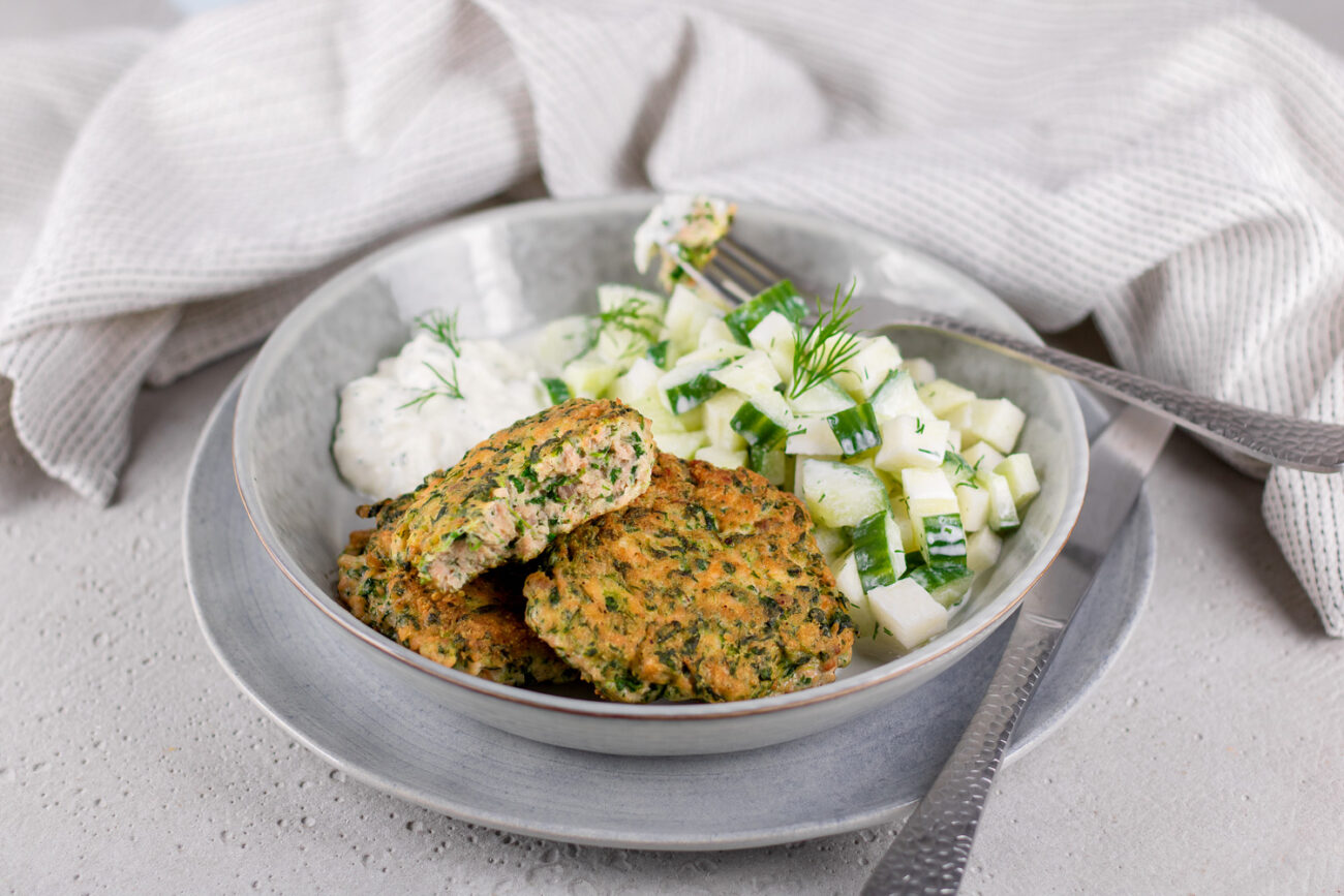 Lachsfrikadellen mit einem Kohlrabi-Gurkensalat